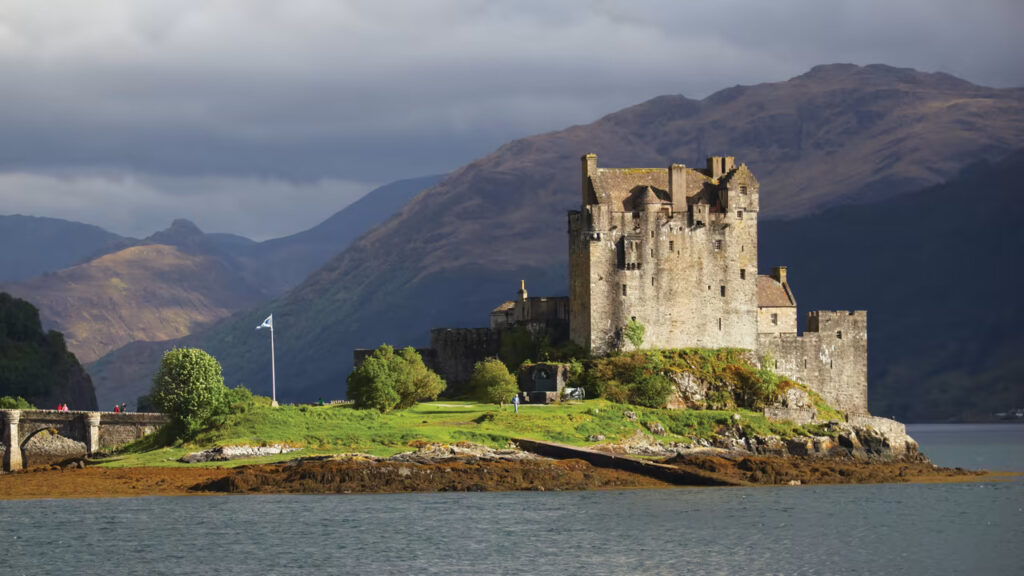 Voyage Unique - The Royal Scotsman - Eilean Donan Castle